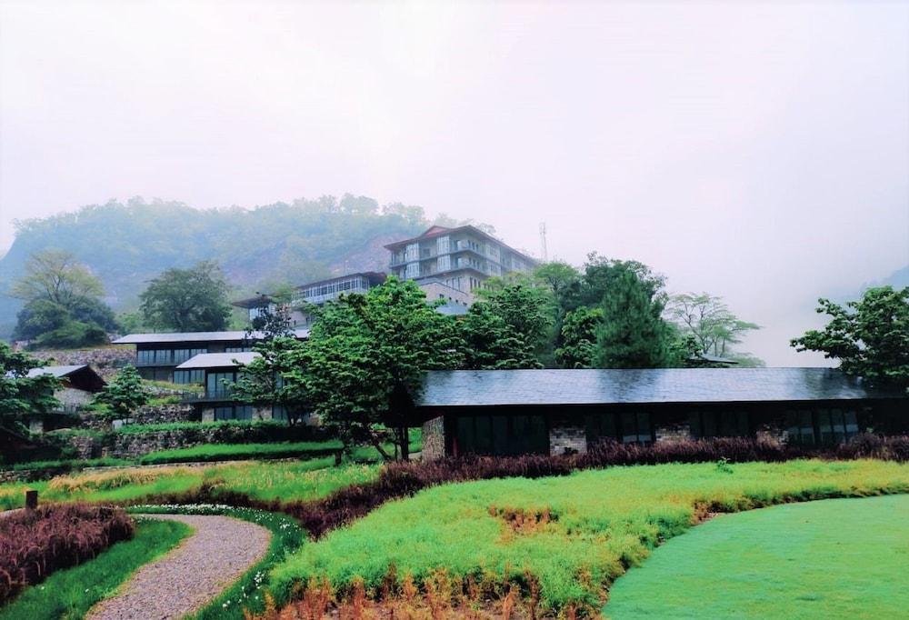Taj Rishikesh Resort And Spa Dehradun Exteriör bild